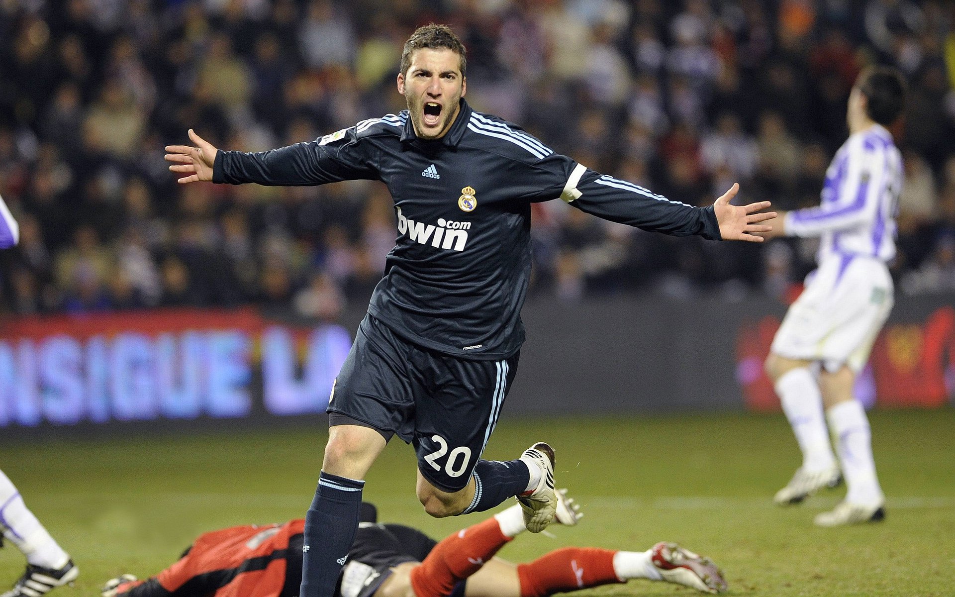 “中超赛场节奏加快，攻防大战不断上演”，中超赛制规则