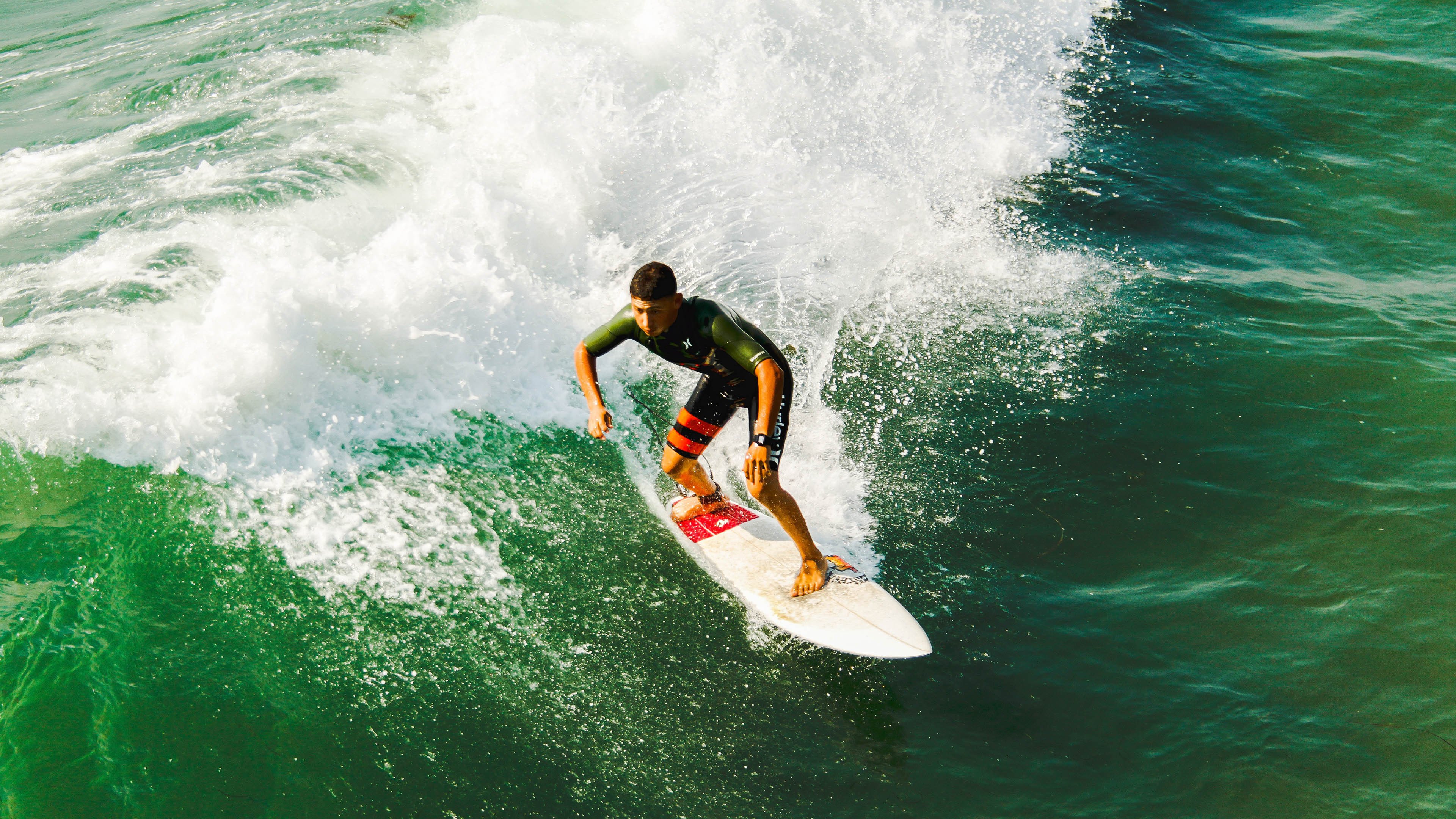“校园足球比赛激发青少年兴趣，推动全民体育”，青少年校园足球实施意见