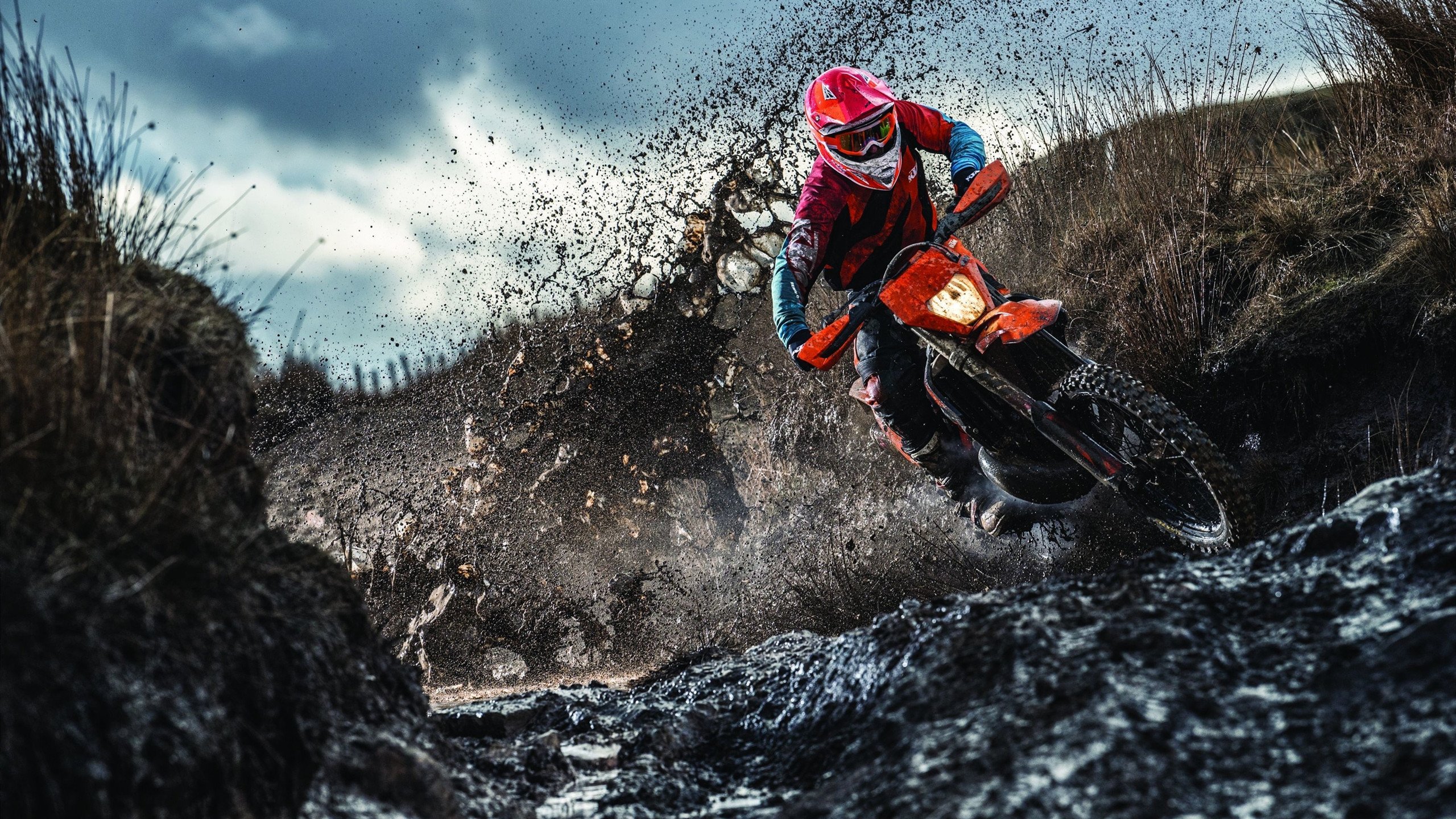 国足惊险胜出，进军国际比赛四强，国足4场比赛