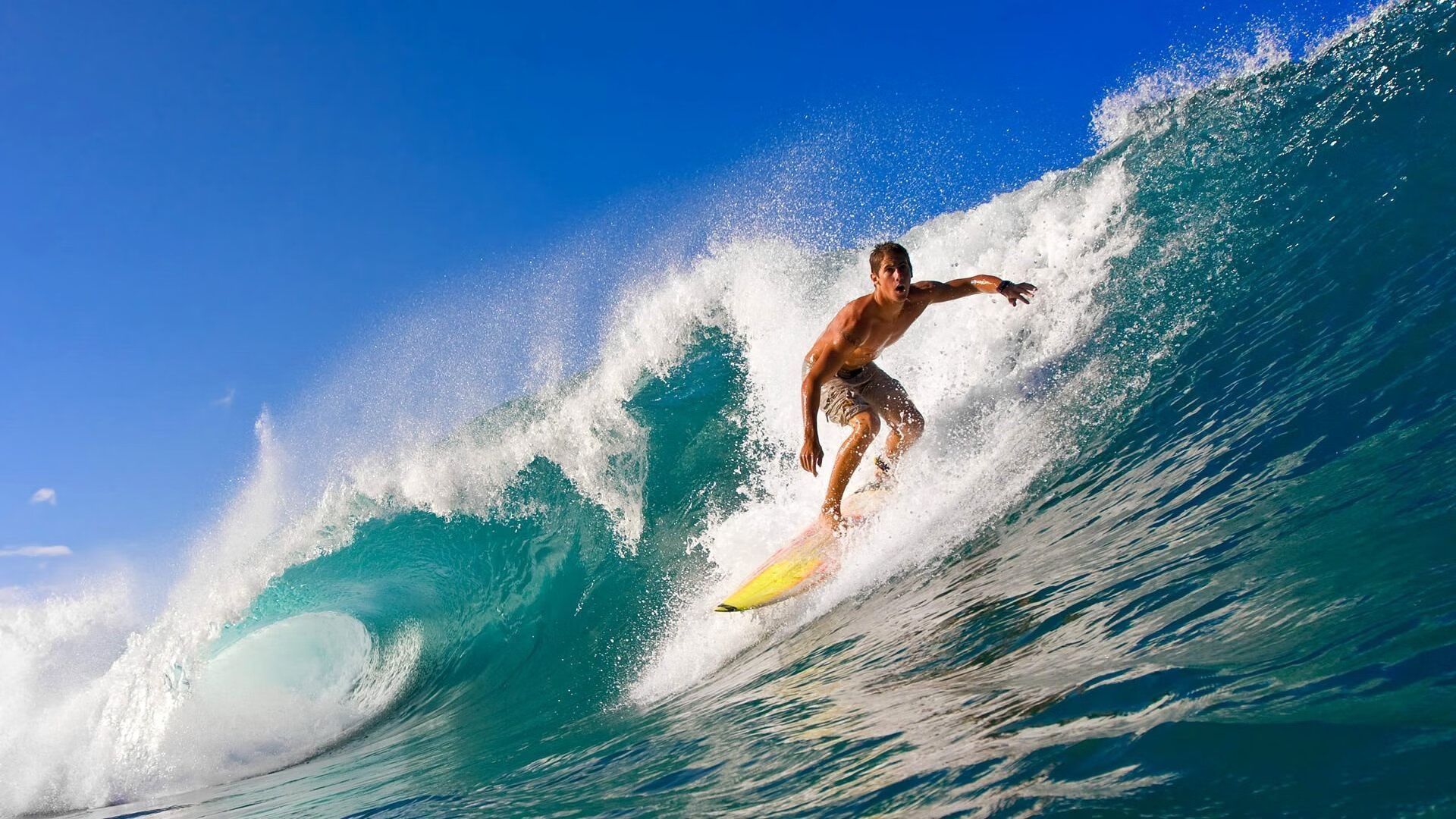 城市夜间篮球赛吸引大量年轻群众，焕发城市青春活力，夜晚篮球场的照片真实