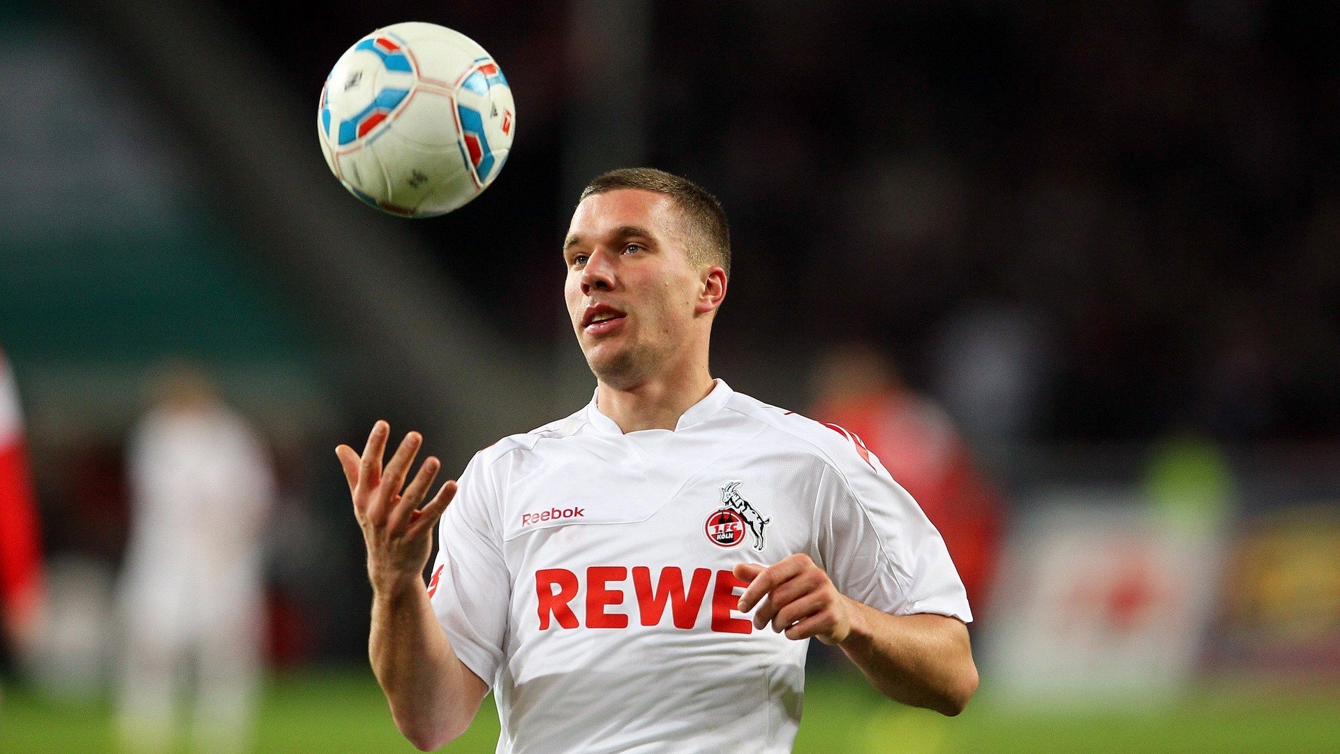 广告商争相抢占曝光机会，助威搅动球迷狂热，广告ua